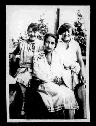 Ansichten eines Lebens: Liselotte Sperber (re.) mit der Schauspielerin Ida Ehre (M.) und ihrer Schwester Aenne (oben).