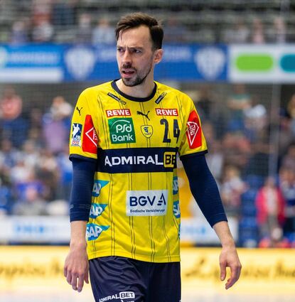 Löwe Patrick Groetzki verlässt enttäuscht das Spielfeld in Lemgo.