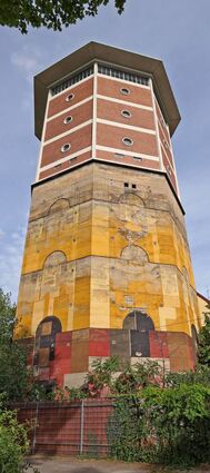 Ein besonderer Hingucker: Der Bunker-Wasserturm in der Rollesstraße im Hemshof. Nach 21 Jahren hat er den Eigentümer gewechselt.