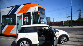 Bei einem Verkehrsunfall zwischen einem 44-jährigen Autofahrer und einer Straßenbahn ist am Freitagnachmittag ein Sachschaden von 21.000 Euro entstanden.