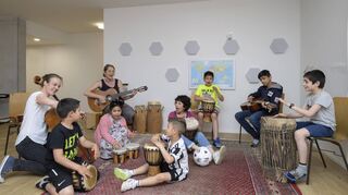 In der Flüchtlingsunterkunft macht Jutta Glaser (Mitte), unterstützt von (v.l.) Elisa Herbig und Cordula Reiner-Wormit mit den Kindern Musik.  Bild: Philipp Rothe