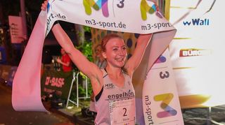 Die strahlende Siegerin des Frauenwettbewerbs beim Dämmer-Marathon: Merle Brunnée von der MTG Mannheim, die nach 2:57 Stunden ins Ziel kam.