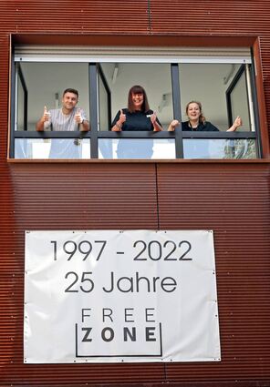 Vielen Kindern hat Freezone in den vergangenen 25 Jahren geholfen, ihr Leben wieder auf die Reihe zu kriegen. Im Bild (v.l.): Ein ehemaliger „Klient“, wie er sich selbst bezeichnet, sowie Andrea Schulz und Irina Zirulnik (beide Freezone).