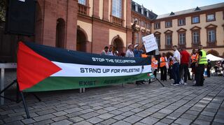 Die Demonstration "Free Palestine" startete am Sonntag um 15 Uhr mit einer Kundgebung im Ehrenhof des Schlosses.