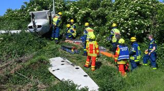 Fiktiver Absturz am Damm: Mitglieder von Technischem Hilfswerk und Flugplatzfeuerwehr üben an einem Flugzeugwrack.