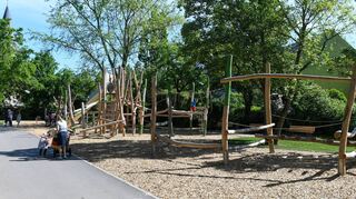 Einer der drei neuen, nach Altersgruppen getrennten Spielplätze im umgestalteten Stempelpark in der Ortsmitte Käfertal.