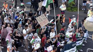 Bis zu 180 Menschen haben am Sonntagnachmittag in der Innenstadt für einen unabhängigen Staat Palästina demonstriert.