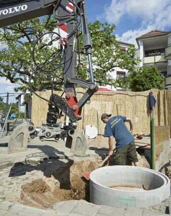 Am Ahornplatz in Neuschloß wird derzeit ein Brunnen gebaut.