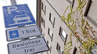 Parkenist vielerorts – wie hier im Bereich der Beilstraße im Jungbusch mit Anwohnerparkausweisen erlaubt. Doch die werden künftig deutlich teurer.