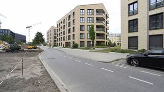 An der Glücksteinallee wurde bei der Planung bewusst Platz gelassen für Stadtbahn-Gleise (im Bild links). Jetzt soll dort die Trasse gebaut werden.