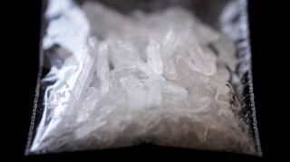 Allgemein gefürchtet – in der Chemsex- Szene beliebt, da es enthemmt, intensiver spüren lässt, Schmerz mildert und Risikobereit-schaft steigert: die Droge Crystal Meth.