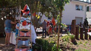 Diana Stutzmann (l.) hatte eine große Auswahl an selbstgenähten Leseknochen mitgebracht, die man als Nackenkissen verwenden kann.