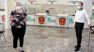 Das Impfzentrum ist nun an seinem neuen Standort im Pfalzbau. Ramona List und Patrick Weiß – hier bei den Anmeldeschaltern sind die Impfkoordinatoren.