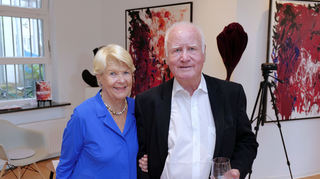 Lilo und Manfred Fuchs inmitten der Benefizschau „Licht – Farbe – Erlebnisse“.
