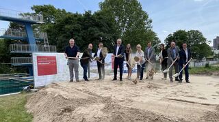 Spatenstich für das neue Kombibad Herzogenried: Oberbürgermeister Peter Kurz (4. v. li.) ist „guten Mutes“.