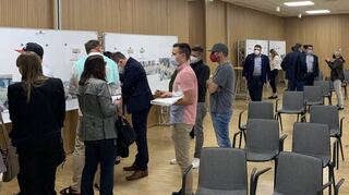 Nur zu Beginn leere Stühle: Vor der Diskussion stand die Information über die Stadtbahn-Pläne an den Stellwänden.