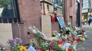 Blumen und Plakate liegen am Einsatzort am Marktplatz. Hier war Anfang Mai ein Mann bei einem Polizeieinsatz zusammengebrochen.