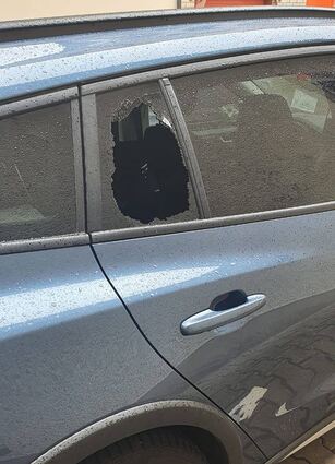 Dreieckscheibe einschlagen und Tür öffnen: Mit dieser Masche hat der Täter das Auto von Sara Jonas geknackt.