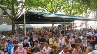 So voll war es auf dem Neckarauer Marktplatz beim Stadtteilfest in Vor-Corona-Zeiten.