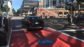 Eigentlich dürfen hier zwischen D 1 und C 1 nur Radler geradeaus in die Kunststraße fahren – doch viele Autofahrer ignorieren das einfach.