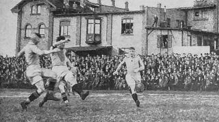 Das zeitgenössische Bild zeigt das Stadion an den Brauereien, wo das Finale ausgetragen wurde, bei einem späteren Spiel des VfR Mannheim.