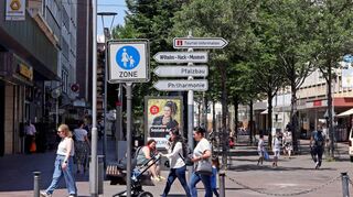 Dürfen hier in der Bismarckstraße bald Autos fahren und parken? Diesen Vorschlag hat die Stadtverwaltung gemacht – und viel Kritik eingesteckt.