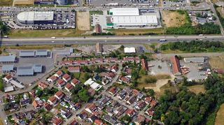Das Stem-Gelände in Seckenheim (hier untere Bildhälfte). Deutlich zu erkennen: die unmittelbare Nähe zur Wohnsiedlung, eine Herausforderung für die Planer.