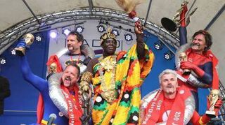 König Bansah aus Ludwigshafen ehrte die Sieger in den Vorjahren.