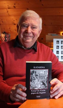 Werner Himmele mit einem Exemplar seines Romans „Katarina“.
