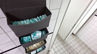 Gratis-Periodenprodukte gibt es etwa auch an der Universität Jena.