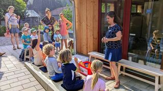 Schnuppertag an der Draußenschule: Carolin Rückert (r.) zeigt mit ihren Schülern großen und kleinen Gästen, wie Unterricht im Freien funktioniert.