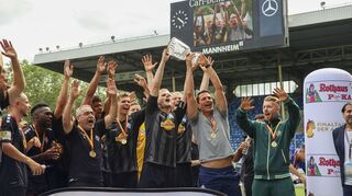 Der SV Waldhof Mannheim jubelt: Marcel Seegert und Patrick Glöckner stemmen bei der Siegerehrung den Pokal in die Höhe.