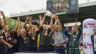 Der SV Waldhof Mannheim jubelt: Marcel Seegert und Patrick Gloeckner stemmen bei der Siegerehrung den Pokal in die Höhe.