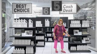 Karin Stängle geborene Vogt zeigt eine Bratpfanne aus dem amerikanischen Supermarkt „PX“, die sie dem Twain-Museum als Dauerleihgabe überließ.