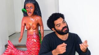 Von ihr will er nicht weichen: Künstler und Galerist Stefan Wäldele vor einer plastischen Darstellung des Wassergeistes Mami Wata.