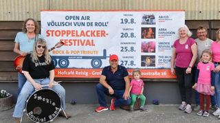 Veranstalter des Festivals sind die Familie Reisig (rechts) und Franz Kain (Mitte), hier mit Musikern der Smokie Revival Band.