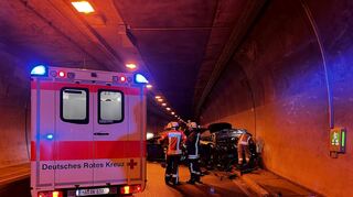 Rettungskräfte waren im Einsatz, um den verletzten Personen zu helfen.