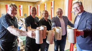 Die Marktmeister Franz Hammer (v. l.) und Jürgen Neubeck, der Geschäftsführer der Brezelfest Veranstaltungs-GmbH Claus Rehberger, der Vorsitzende Uwe Wöhlert und der geschäftsführende Gesellschafter Andreas Hiby-Durst stoßen an.