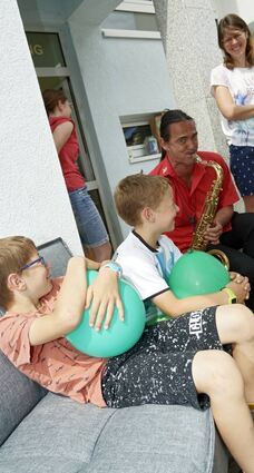 Saxofonist Alex Kiesow von der MIL spielt vor dem Familienzentrum.