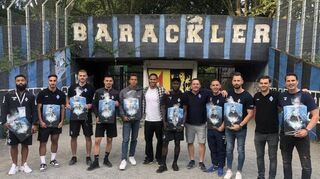 Wurden von Sportchef Tim Schork (2.v.r) und Aufsichtsratschef Christian Beetz (5.v.r) verabschiedet: Gillian Jurcher (v.l.), Onur Ünlücifci, Jan Just, Marcel Gottschling, Marcel Costly, Justin Butler, Léonce Kouadio, Co-Trainer Maximilian Mehring, Athletik-Trainer Florian Braband und Trainer Patrick Glöckner.