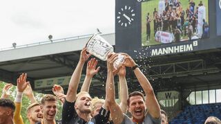 Gelungener Abschluss: Trainer Patrick Glöckner feierte mit seiner Mannschaft bereits zum dritten Mal in Folge den Gewinn des Landes-Pokals und sicherte dem SV Waldhof damit erneut die Eintrittskarte zum DFB-Pokal.