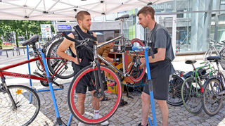 Hannes Mellinghaus (l.) hat wie viele andere mit seinem Rennrad am Rosengarten angehalten, um sich beim Radcheck den Rat des Profis einzuholen. Kenner Nico Netzer (r.) erklärt das Problem und gibt Tipps fürs Beheben.