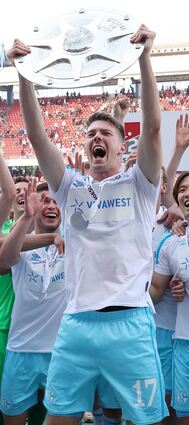 Die Zweitliga-Meister-Schale in den Händen: Der Schalker Florian Flick nach dem letzten Spiel in Nürnberg.