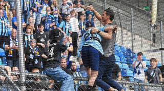 Zum Abschied feierte der Coach mit den SVW-Fans auf dem Zaun.