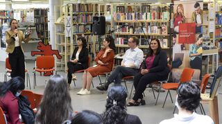 Debatte in der Bibliothek (sitzend, v. l.): Gökay Akbulut, Melis Sekmen, Konrad Stockmeier, Isabel Cademartori.