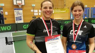 Sabrina Richter (l.) und Laura Rosenberger freuen sich über den Titel der Hessischen Meisterschaft.