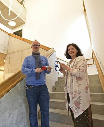 Bürgermeister Dirk Grunert überreicht den symbolischen Schlüssel der neuen Kita an Leiterin Julia Stock.