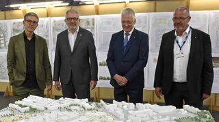 Stehen vor dem Siegerentwurf, v.l.: Prof. Ludwig Wappner, Oberbürgermeister Dr. Peter Kurz, Prof. Dr. med. Hans-Juergen Hennes und Freddy Bergmann.