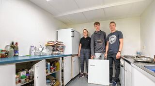 Michelle, Jannis und Pascal (v.l.) zeigen die Küche, die fensterlos und eng ist. Die Schränke gehen aus dem Leim.