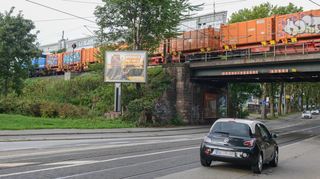 Die Riedbahnbrücke in Neuostheim: Sie soll im Zuge des Ausbaus erneuert werden. Links von der Brücke ist der neue S-Bahn-Halt geplant.